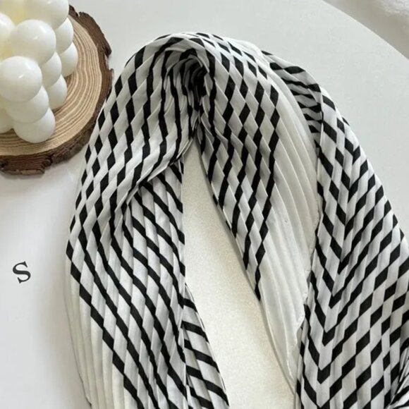 2/$30 Magnetic Clasp Geometric Pattern Silky Scarf Pleated Black White Headband - Picture 4 of 6